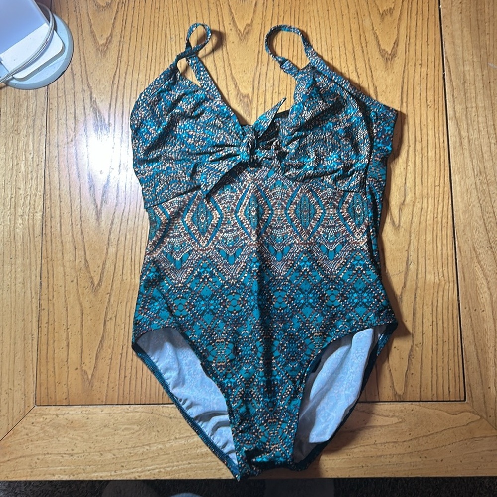 Miracle suit Bette underwire, tummy control one piece. Size10